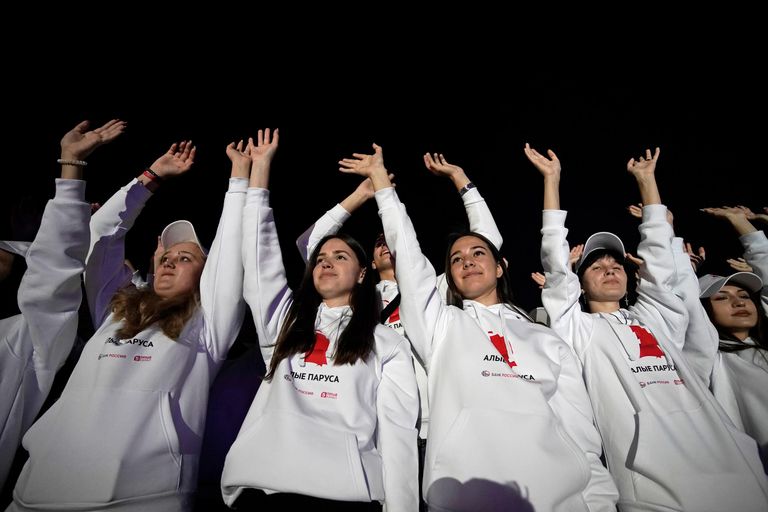 Выпускники на празднике Алые паруса в Мариуполе Выпускники на празднике Алые паруса в Мариуполе