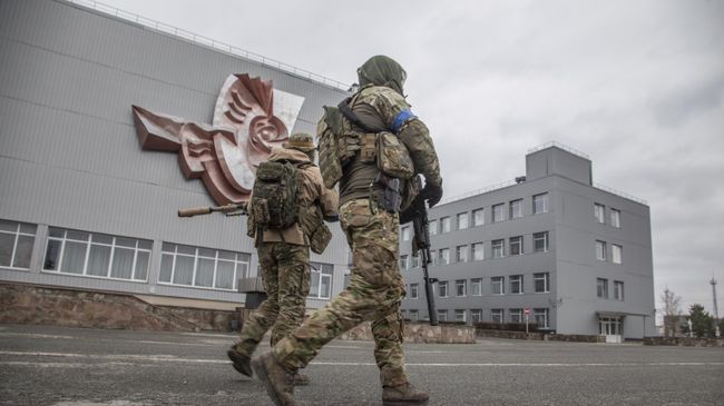 Украинские военные на территории Чернобыльской АЭС Украинские военные на территории Чернобыльской АЭС