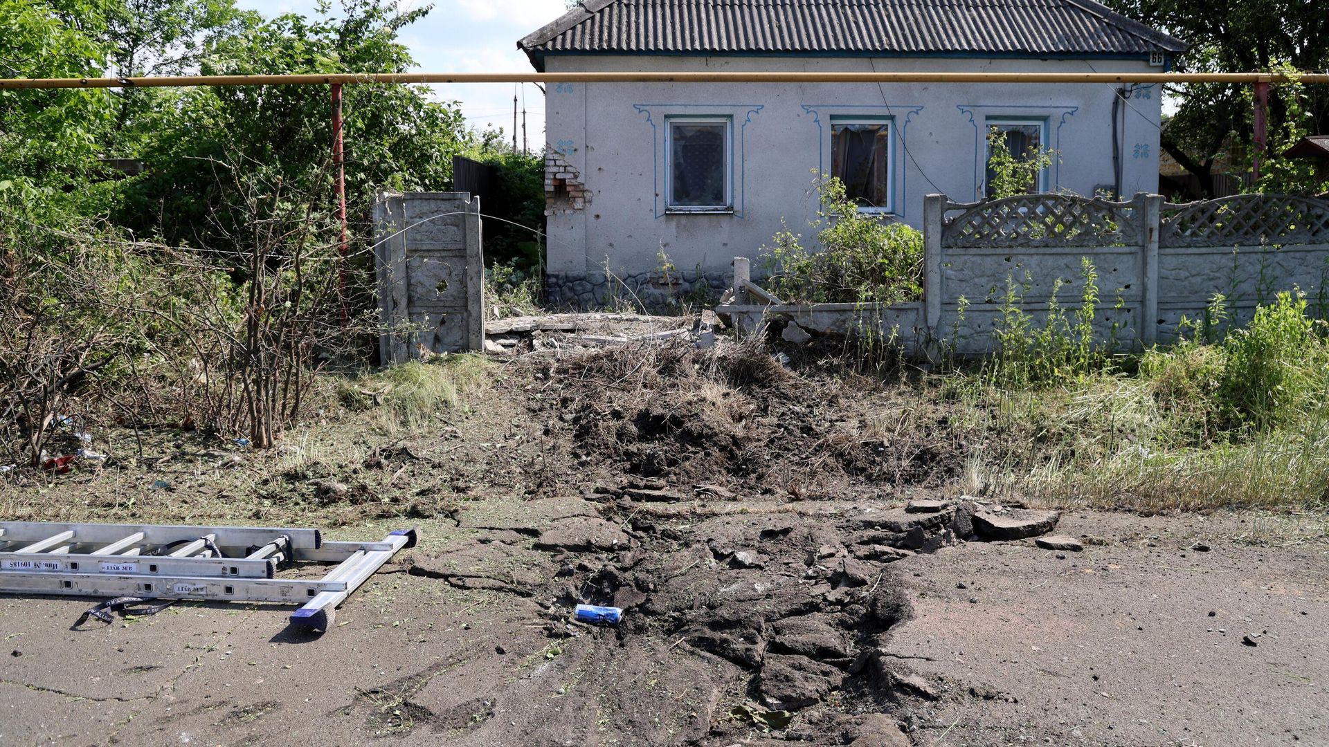 Воронка от попадания снаряда после обстрела ВСУ Ясиноватой в Донецкой народной республике Воронка от попадания снаряда после обстрела ВСУ Ясиноватой в Донецкой народной республике - РИА Новости, 1920, 19.06.2023