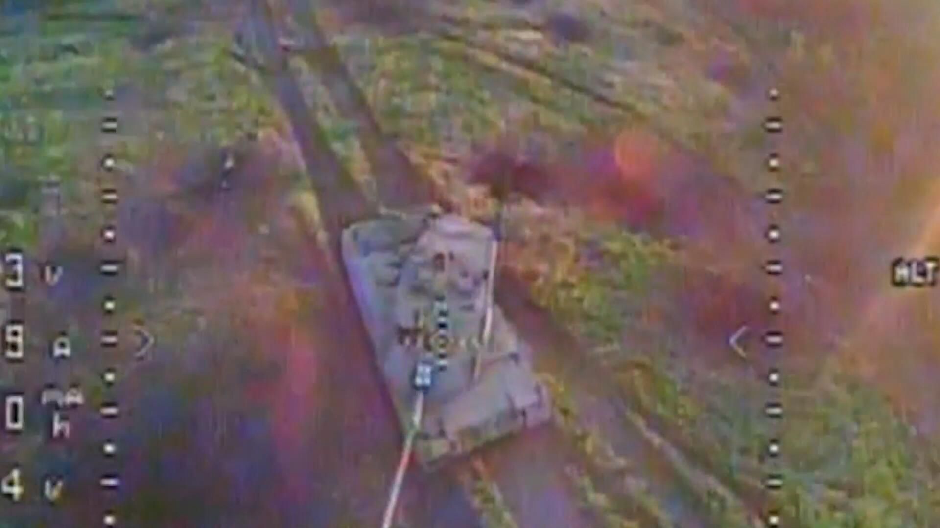 Кадры поражения немецкого танка Leopard 2A6 дроном-камикадзе Кадры поражения немецкого танка Leopard 2A6 дроном-камикадзе - РИА Новости, 1920, 19.06.2023