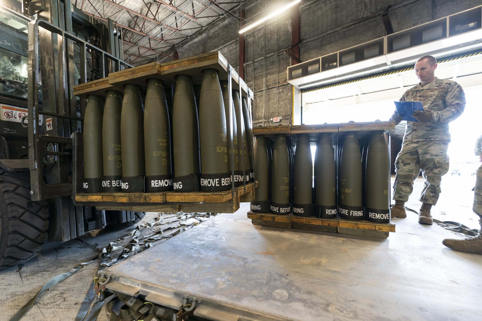 Погрузка военной помощи для Украины на авиабазе Дувр, США Погрузка военной помощи для Украины на авиабазе Дувр, США - РИА Новости, 1920, 15.10.2024