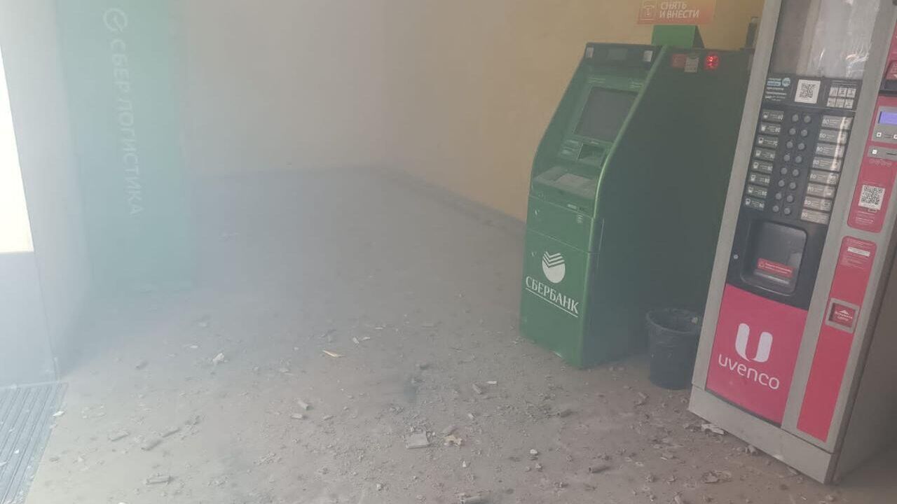 Последствия взрыва петард в отделении банка в Химках Последствия взрыва петард в отделении банка в Химках - РИА Новости, 1920, 20.06.2023