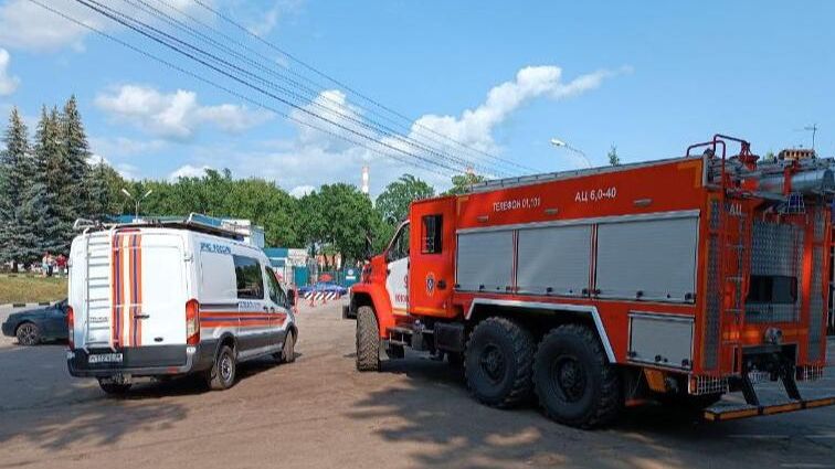 Автомобили МЧС России рядом с пороховым заводом в Котовске Тамбовской области, где произошел пожар - РИА Новости, 1920, 21.06.2023