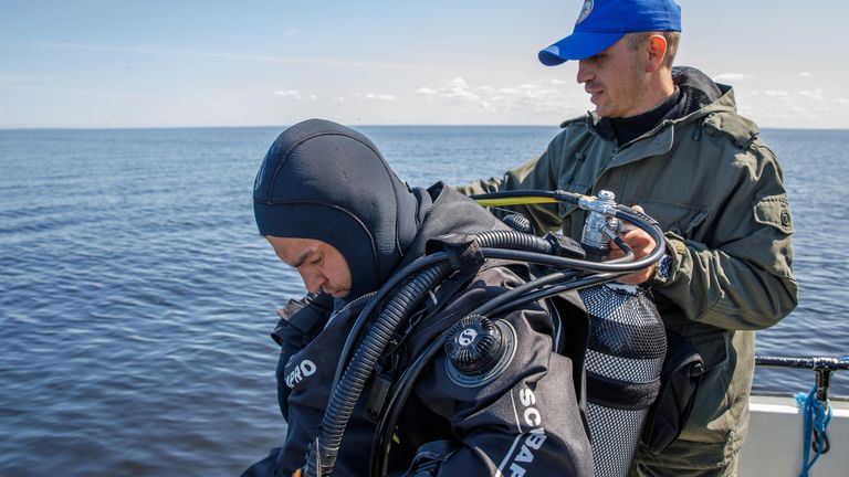 Подготовка дайверов к погружению Подготовка дайверов к погружению