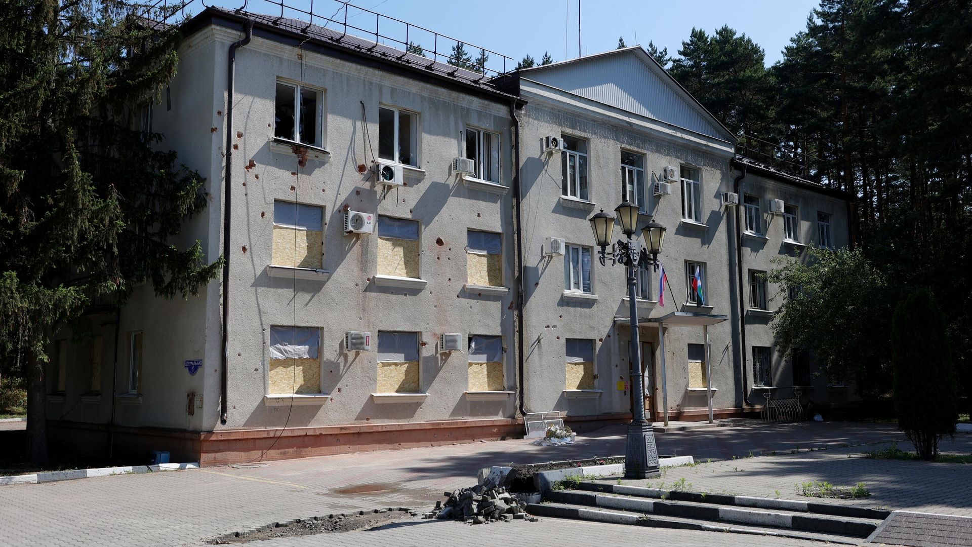Поврежденное при обстреле ВСУ административное здание в Шебекино Белгородской области Поврежденное при обстреле ВСУ административное здание в Шебекино Белгородской области - РИА Новости, 1920, 24.06.2023