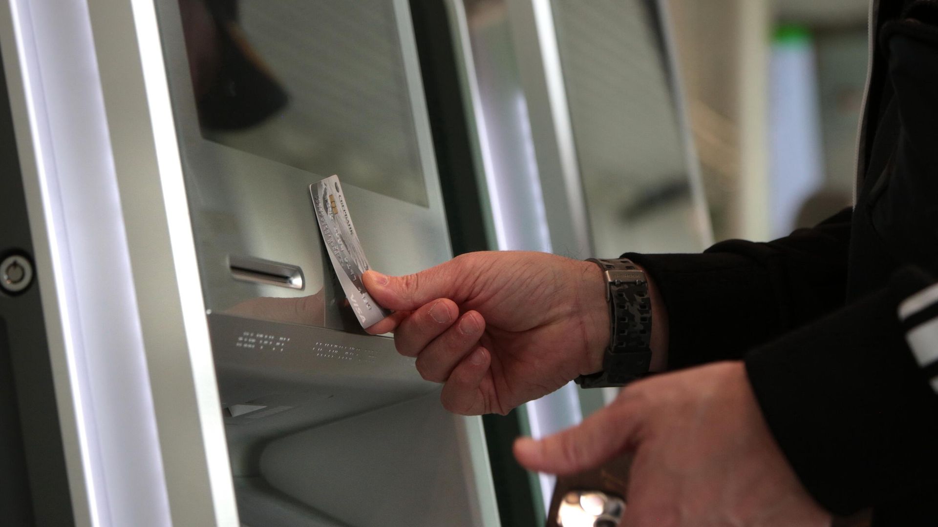 Посетитель у банкомата в первом в Крыму региональном отделении Сбербанка в Ялте Посетитель у банкомата в первом в Крыму региональном отделении Сбербанка в Ялте - РИА Новости, 1920, 29.06.2023