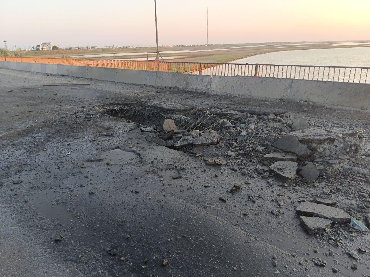 Повреждения моста на административной границе между Херсонской областью и Крымом после обстрела со стороны ВСУ Повреждения моста на административной границе между Херсонской областью и Крымом после обстрела со стороны ВСУ - РИА Новости, 1920, 13.06.2026