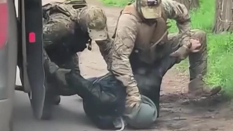 Задержание сотрудниками ФСБ участников украинской диверсионной группы в Мелитополе. Стоп-кадр видео Задержание сотрудниками ФСБ участников украинской диверсионной группы в Мелитополе. Стоп-кадр видео - РИА Новости, 1920, 22.06.2023
