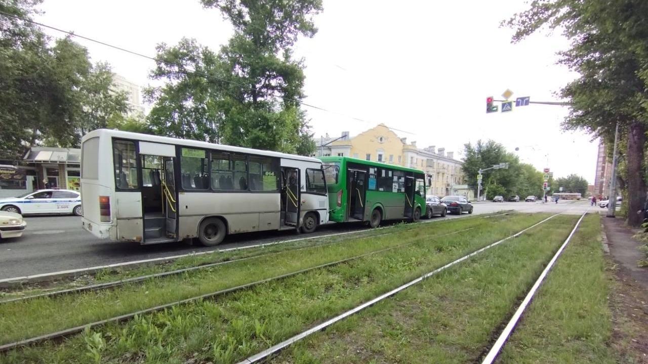 Два автобуса и два легковых автомобиля столкнулись в Екатеринбурге Два автобуса и два легковых автомобиля столкнулись в Екатеринбурге - РИА Новости, 1920, 22.06.2023