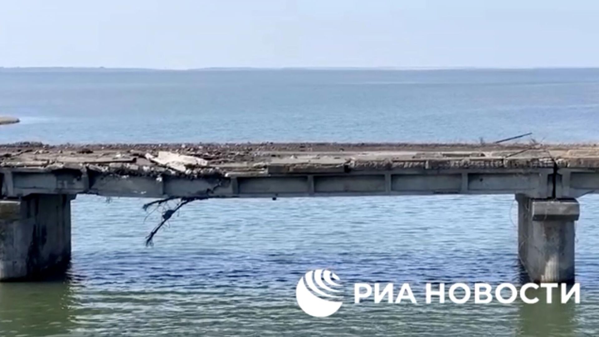 Повреждения моста через Сиваш после обстрела со стороны ВСУ. Кадр видео Повреждения моста через Сиваш после обстрела со стороны ВСУ. Кадр видео - РИА Новости, 1920, 22.06.2023