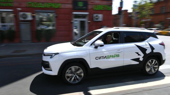 Электромобиль Москвич-3е каршеринговой компании Ситидрайв едет по одной из улиц в Москве