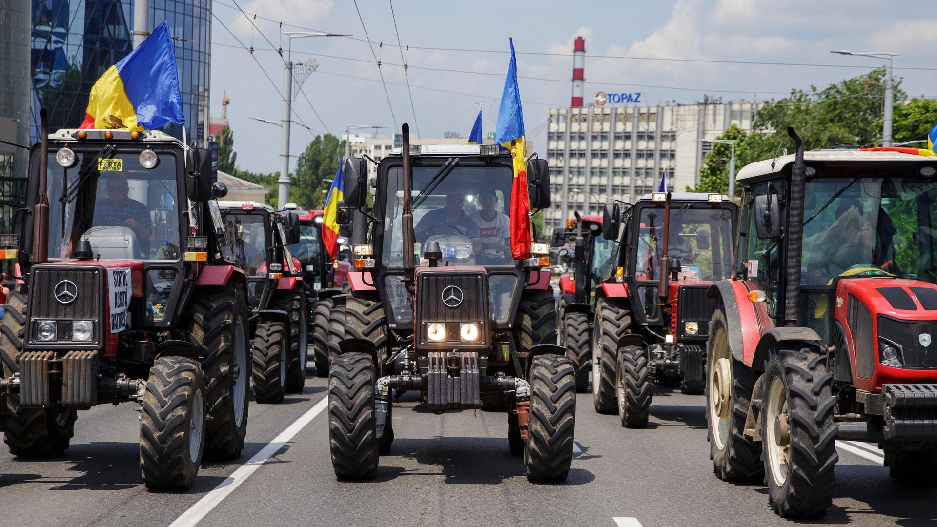 Протестная акция фермеров на одной из улиц в Кишиневе Протестная акция фермеров на одной из улиц в Кишиневе - РИА Новости, 1920, 26.10.2024