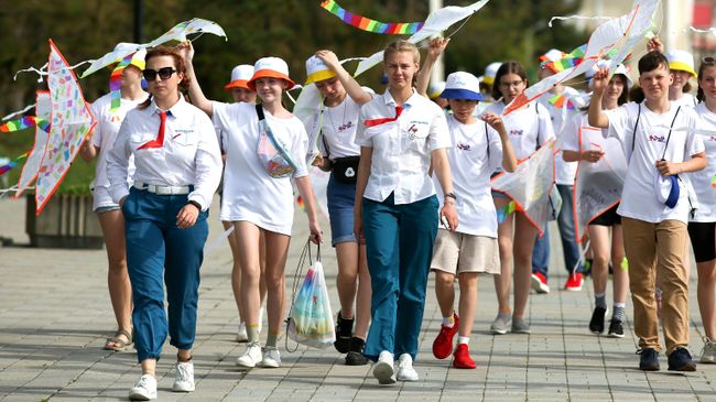 Дети и вожатые в детском лагере Дети и вожатые в детском лагере