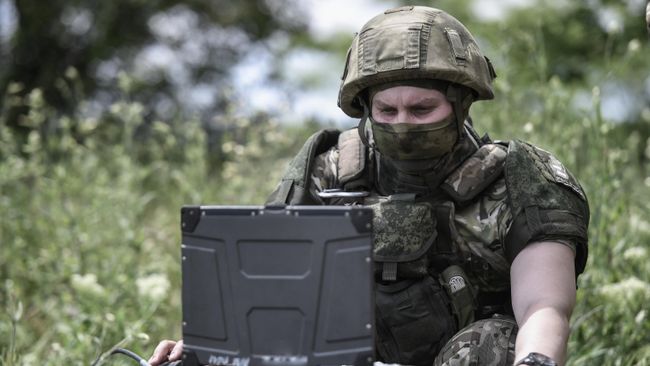 Военнослужащий ВС РФ управляет беспилотным летательным аппаратом