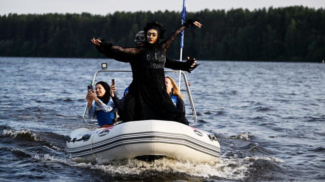 Участники регаты Фриды Кало в акватории Пестовского водохранилища в Мытищах Московской области Участники регаты Фриды Кало в акватории Пестовского водохранилища в Мытищах Московской области