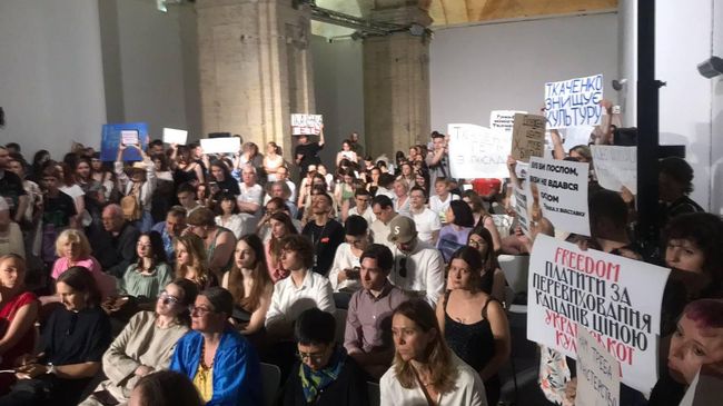 В Киеве на Книжном Арсенале прошла акция протеста с требованием отправить в отставку министра культуры Александра Ткаченко В Киеве на Книжном Арсенале прошла акция протеста с требованием отправить в отставку министра культуры Александра Ткаченко