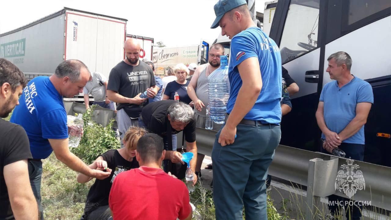 Сотрудники МЧС России и экстренные службы региона оказывают помощь участникам дорожного движения на трассах в Ростовской области Сотрудники МЧС России и экстренные службы региона оказывают помощь участникам дорожного движения на трассах в Ростовской области - РИА Новости, 1920, 24.06.2023