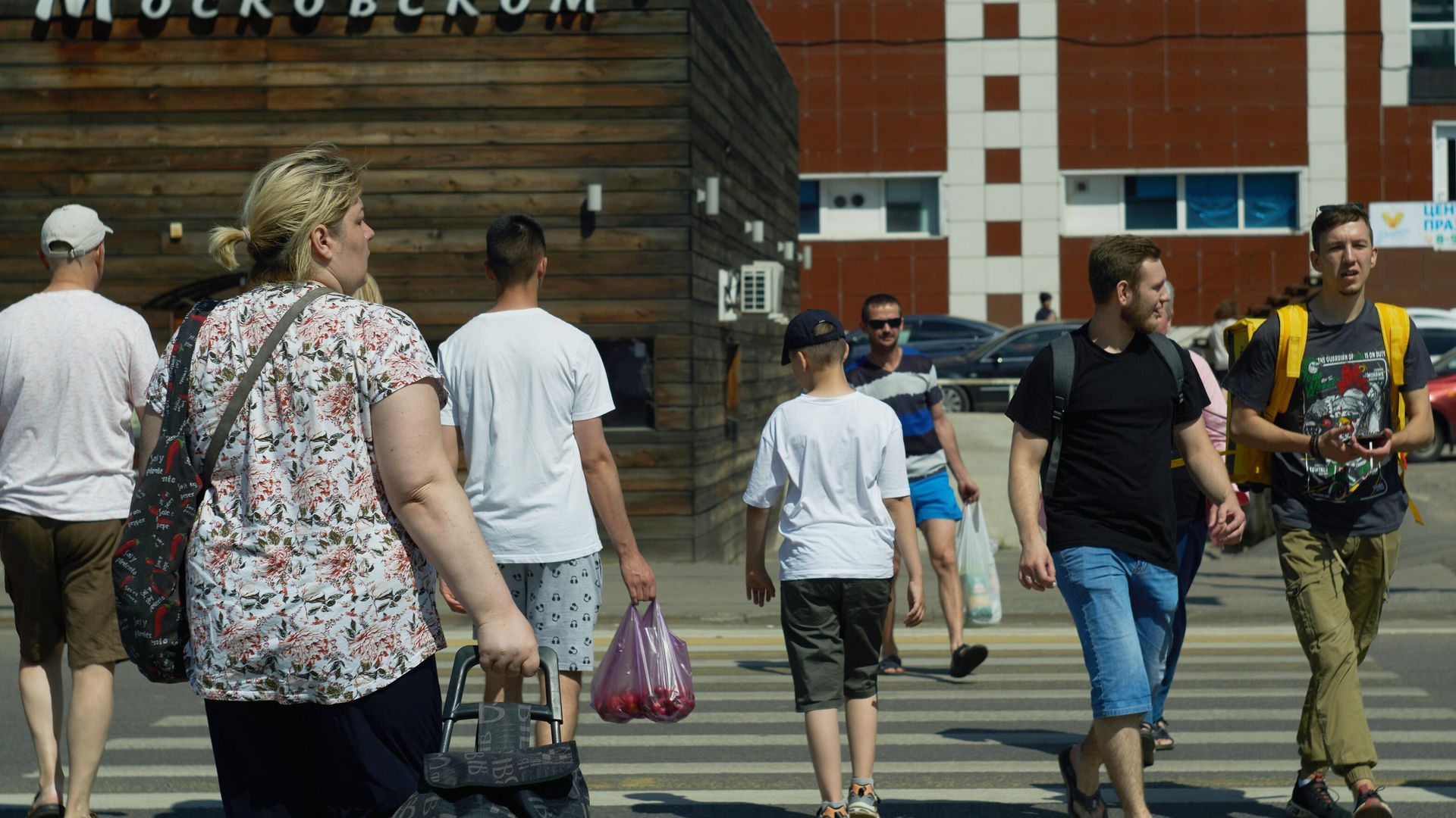 Люди на пешеходном переходе в Воронеже Люди на пешеходном переходе в Воронеже - РИА Новости, 1920, 26.06.2023