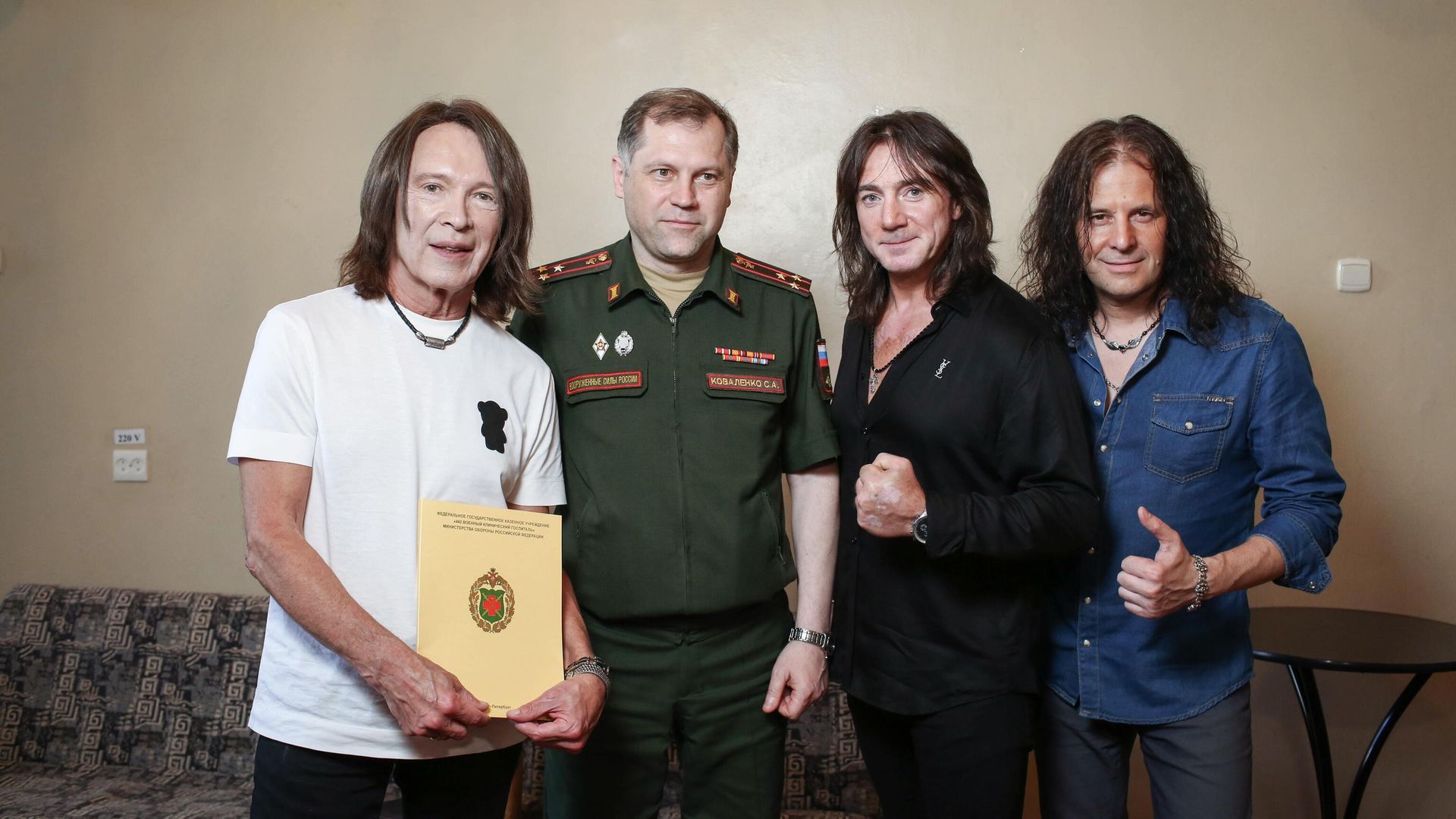 Группа Земляне и полковник медицинской службы Сергей Коваленко Группа Земляне и полковник медицинской службы Сергей Коваленко - РИА Новости, 1920, 26.06.2023