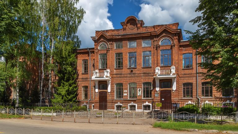 Здание бывшей школы в Кинешме Здание бывшей школы в Кинешме