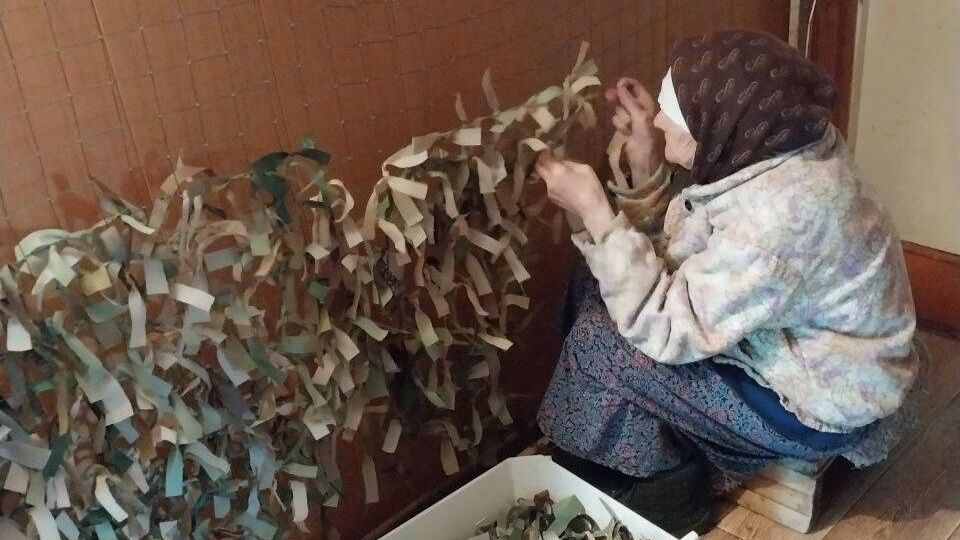 Ветеран Великой Отечественной войны из Мордовии плетет маскировочные сети Ветеран Великой Отечественной войны из Мордовии плетет маскировочные сети - РИА Новости, 1920, 26.06.2023