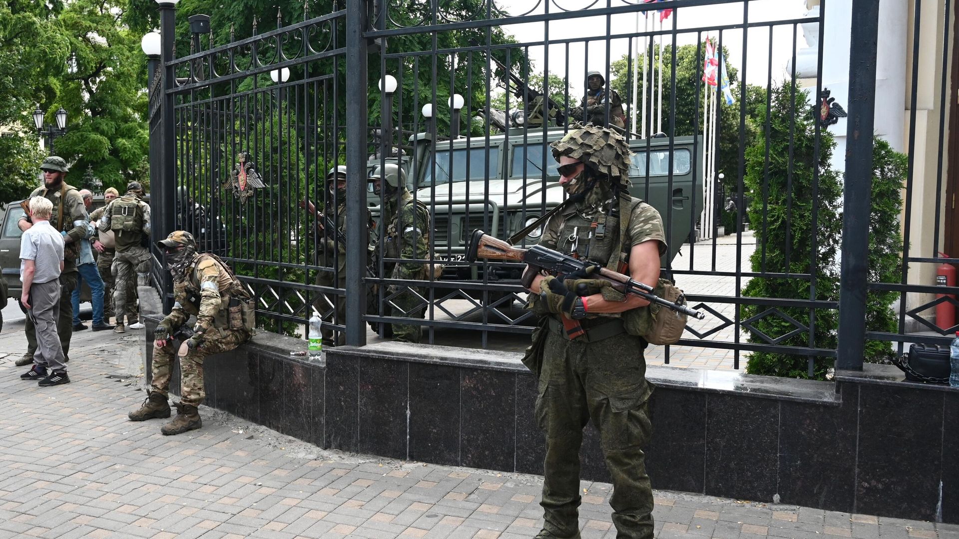 Бойцы ЧВК Вагнер возле здания штаба Южного военного округа в Ростове-на-Дону Бойцы ЧВК Вагнер возле здания штаба Южного военного округа в Ростове-на-Дону - РИА Новости, 1920, 27.06.2023