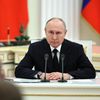 Президент РФ Владимир Путин во время встречи с военнослужащими