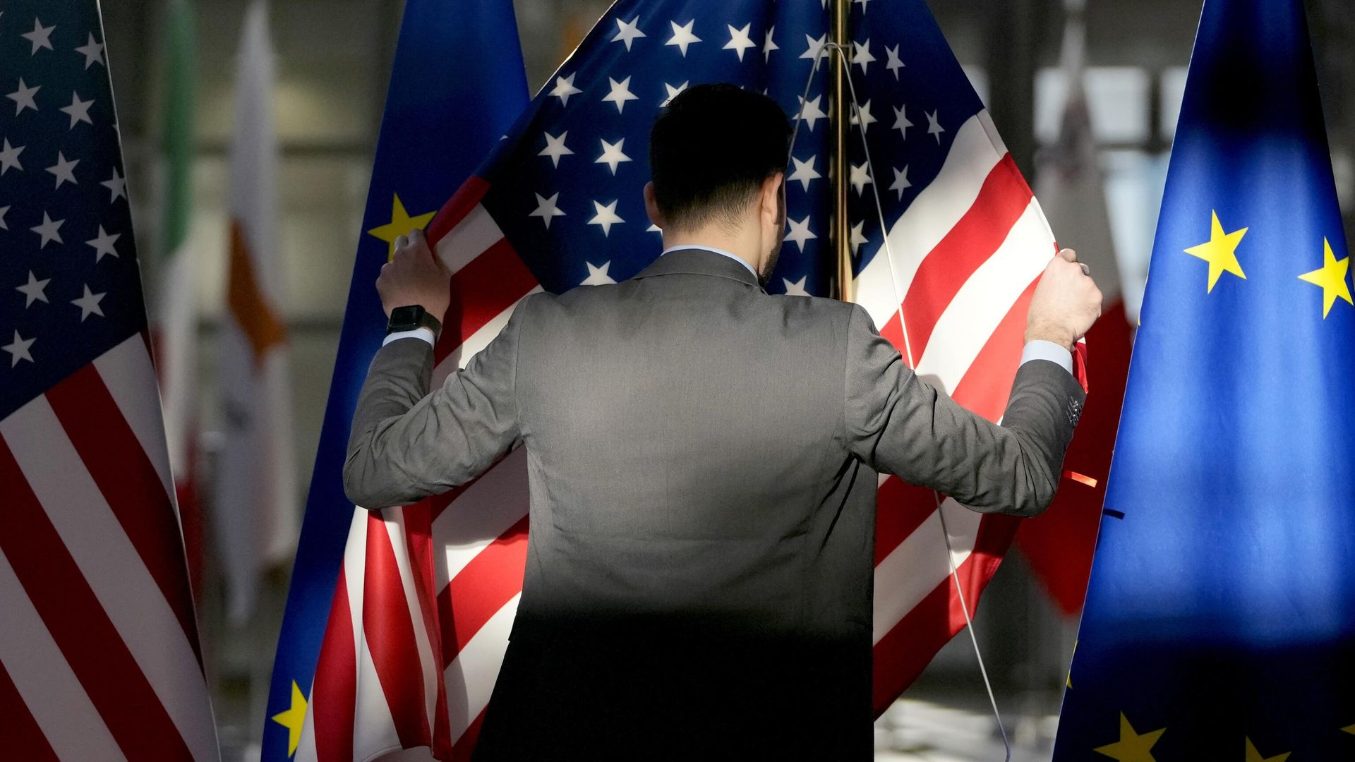 Сотрудник поправляет флаги США и ЕС в здании Европейского совета в Брюсселе Сотрудник поправляет флаги США и ЕС в здании Европейского совета в Брюсселе - РИА Новости, 1920, 28.06.2023