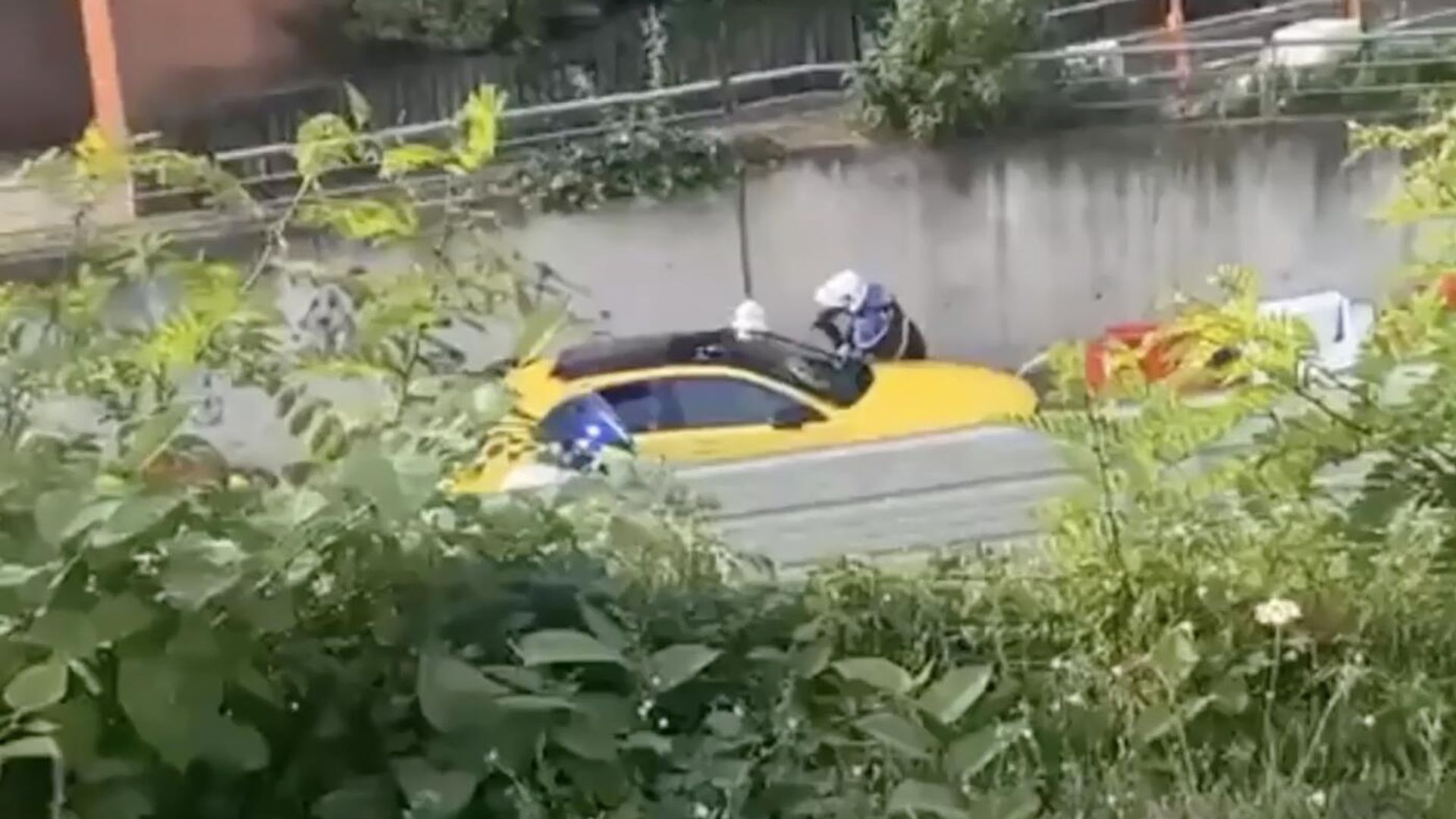 Кадр видео конфликта полицейских и 17-летнего водителя автомобиля в Нантере Кадр видео конфликта полицейских и 17-летнего водителя автомобиля в Нантере - РИА Новости, 1920, 28.06.2023