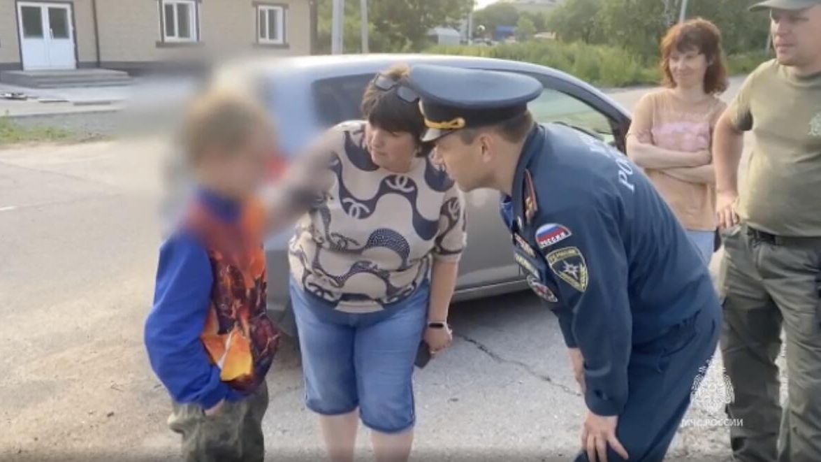 Спасатели нашли 10-летнего мальчика, пропавшего в тайге Приамурья. Кадр видео Спасатели нашли 10-летнего мальчика, пропавшего в тайге Приамурья. Кадр видео - РИА Новости, 1920, 28.06.2023