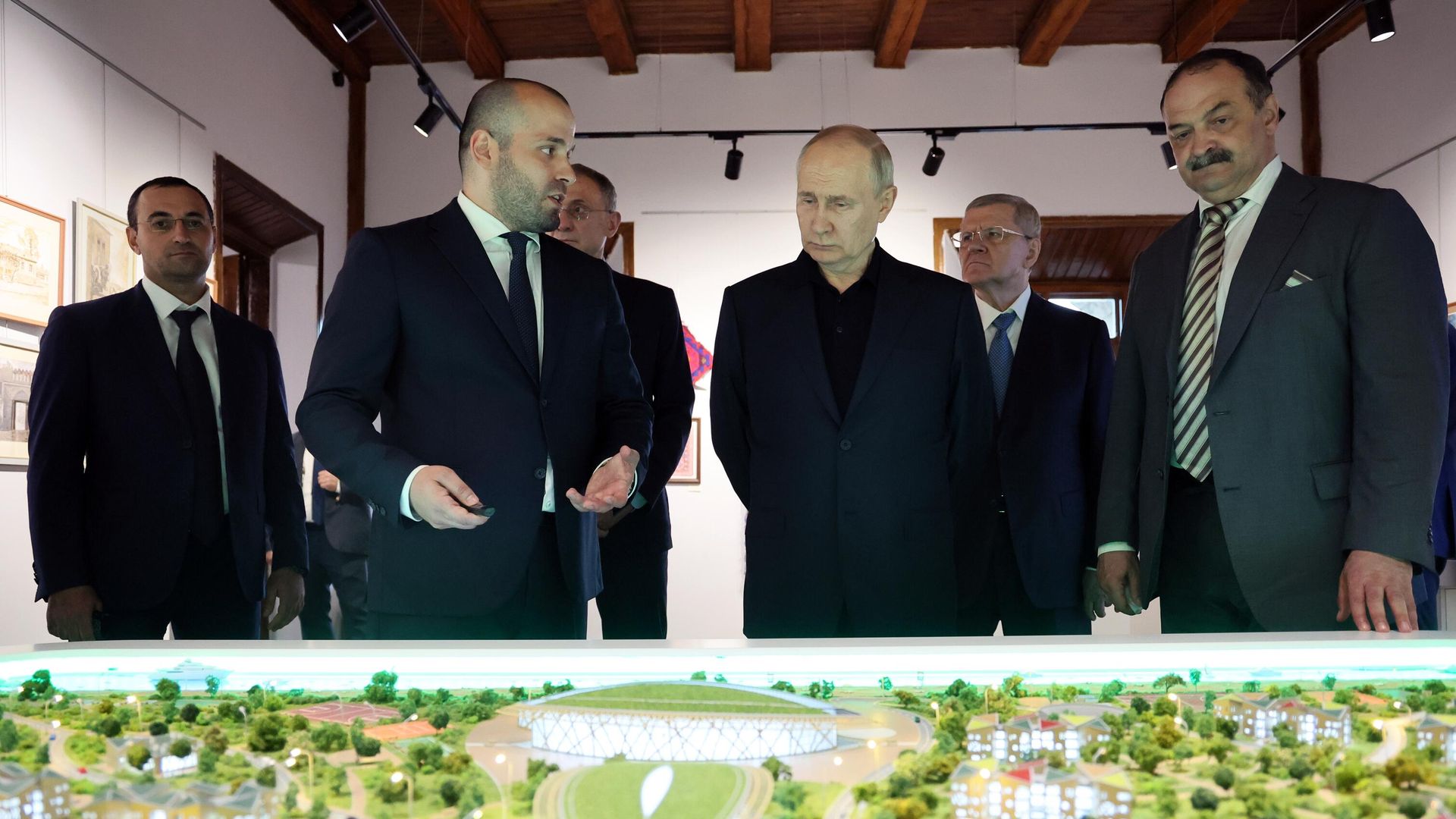 Президент РФ Владимир Путин во время осмотра крепости Нарын-Кала в ходе рабочей поездки в Дагестан - РИА Новости, 1920, 28.06.2023