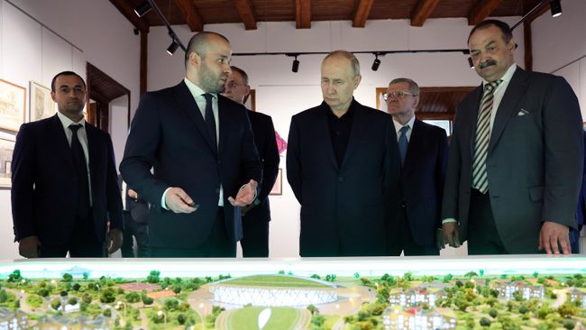 Президент РФ Владимир Путин во время осмотра крепости Нарын-Кала в ходе рабочей поездки в Дагестан