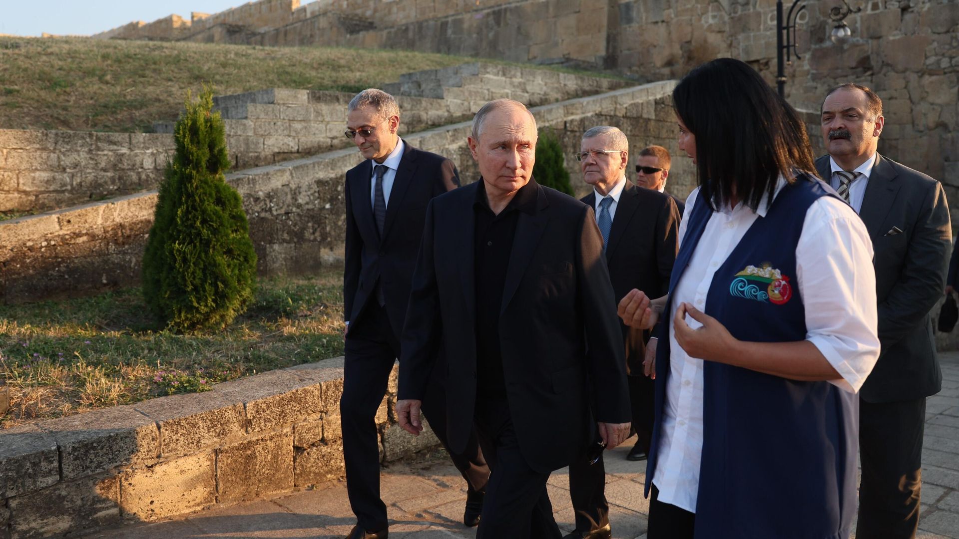 Президент РФ Владимир Путин во время осмотра крепости Нарын-Кала в ходе рабочей поездки в Дагестан Президент РФ Владимир Путин во время осмотра крепости Нарын-Кала в ходе рабочей поездки в Дагестан - РИА Новости, 1920, 29.06.2023