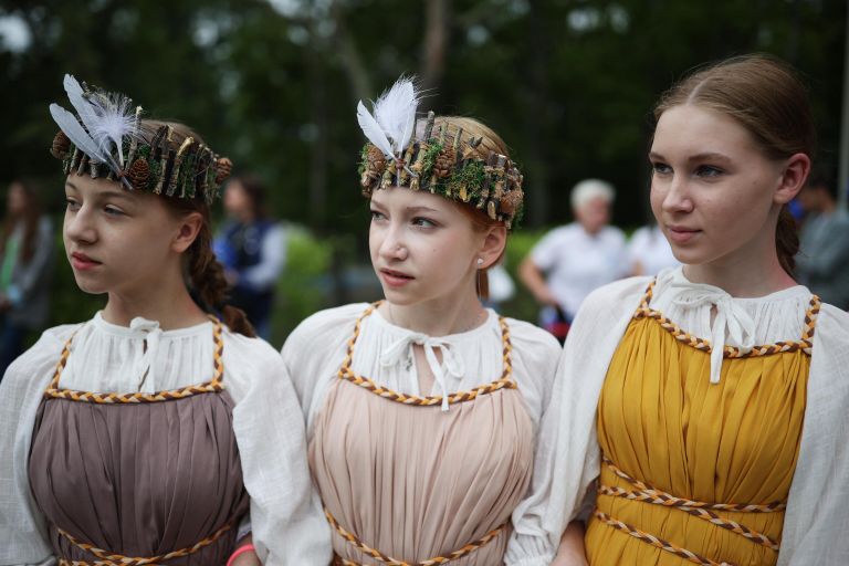 Участницы танцевального коллектива на торжественной линейке в первый день летней смены во Всероссийском детском центре Орлёнок в Туапсинском районе Краснодарского края Участницы танцевального коллектива на торжественной линейке в первый день летней смены во Всероссийском детском центре Орлёнок в Туапсинском районе Краснодарского края