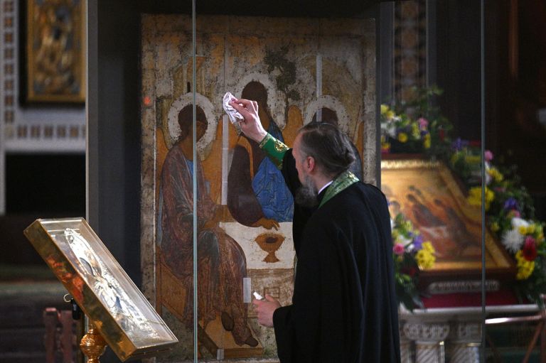 Священнослужитель у иконы Святой Троицы перед началом патриаршего служения по случаю принесения иконы в храм Христа Спасителя в Москве Священнослужитель у иконы Святой Троицы перед началом патриаршего служения по случаю принесения иконы в храм Христа Спасителя в Москве