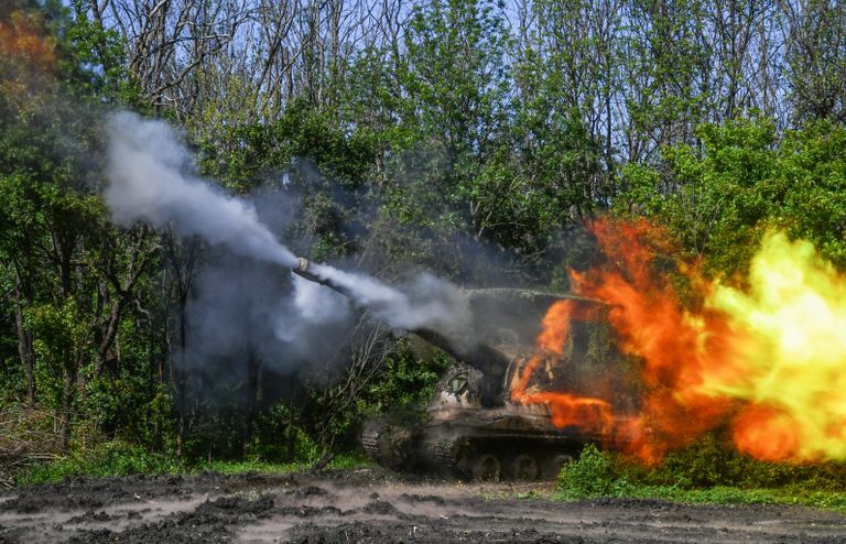 Самоходная гаубица 2С19 Мста-С российских вооруженных сил на закрытых огневых позициях в ЛНР Самоходная гаубица 2С19 Мста-С российских вооруженных сил на закрытых огневых позициях в ЛНР