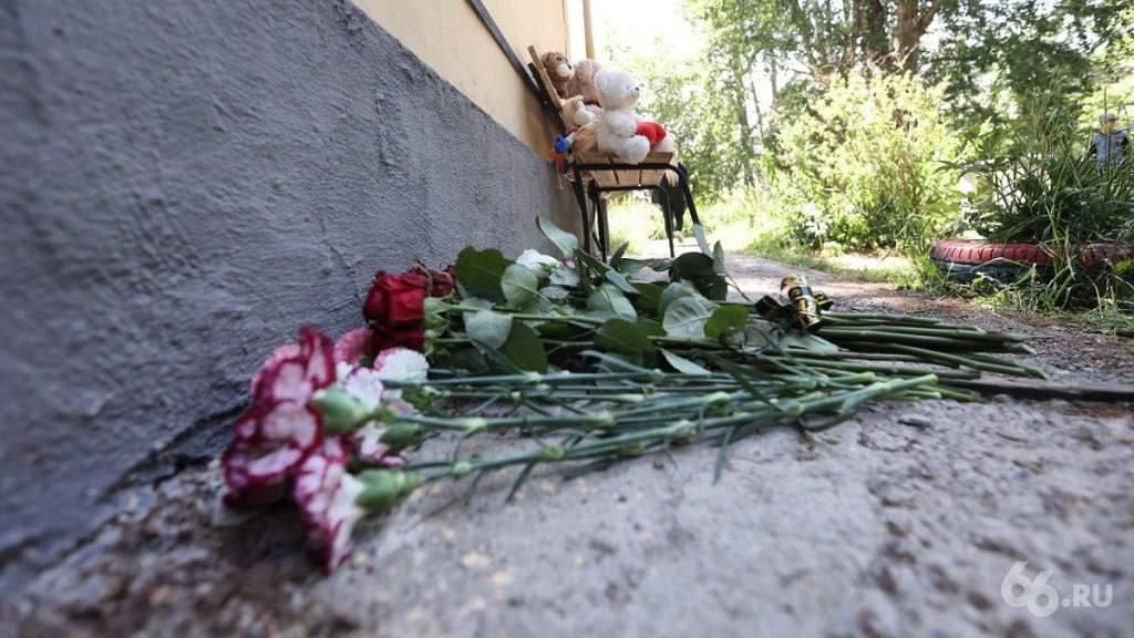 Цветы и мягкие игрушки у дома в Екатеринбурге, где жил шестилетний мальчик, тело которого нашли в четверг Цветы и мягкие игрушки у дома в Екатеринбурге, где жил шестилетний мальчик, тело которого нашли в четверг - РИА Новости, 1920, 29.06.2023