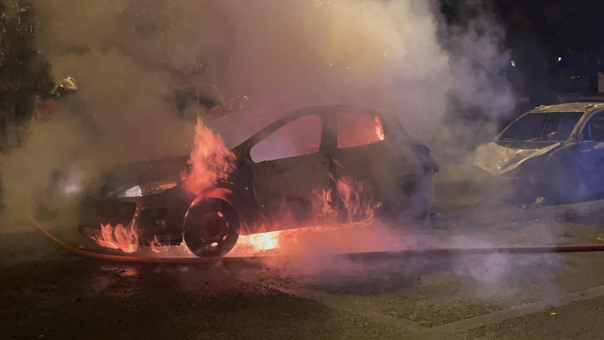 Горящий автомобиль во время беспорядков во французском Нантере Горящий автомобиль во время беспорядков во французском Нантере - РИА Новости, 1920, 29.06.2023