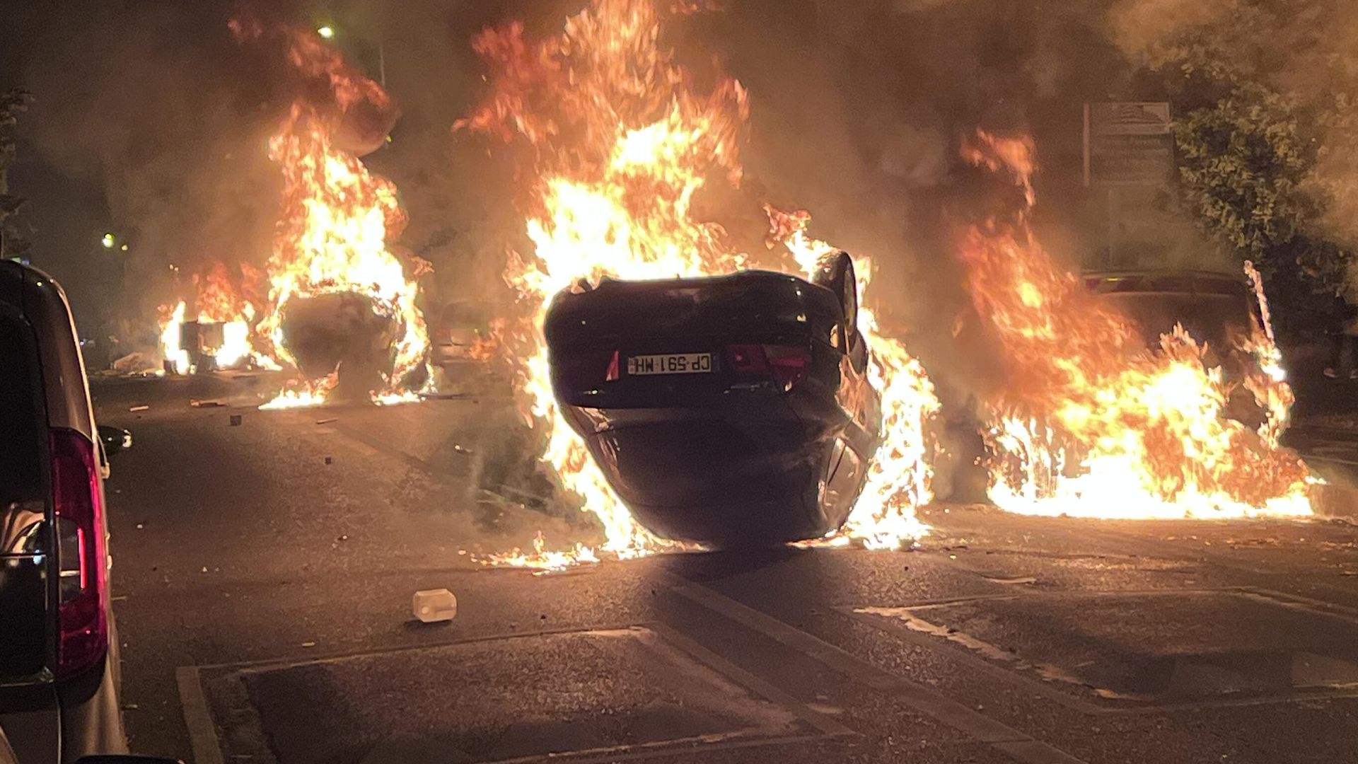 Горящие автомобили во время беспорядков во французском Нантере Горящие автомобили во время беспорядков во французском Нантере - РИА Новости, 1920, 05.07.2023