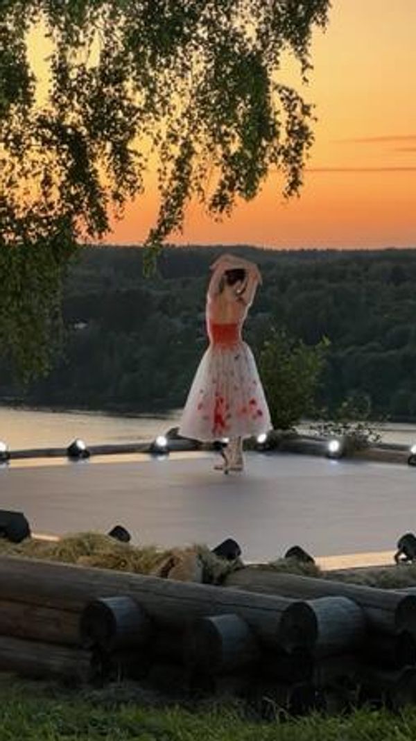 Балерина Светлана Захарова танцует в Плесе на фестивале Концерт над Волгой. Посвящение русской провинции, июнь 2023 г.