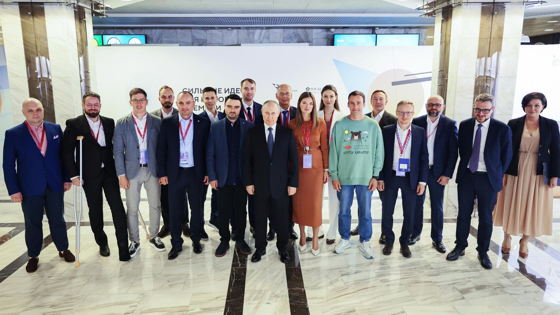 Президент РФ Владимир Путин фотографируется после посещения выставки перспективных отечественных компаний на площадке форума Сильные идеи для нового времени  2023 в Москве - РИА Новости, 1920, 29.06.2023