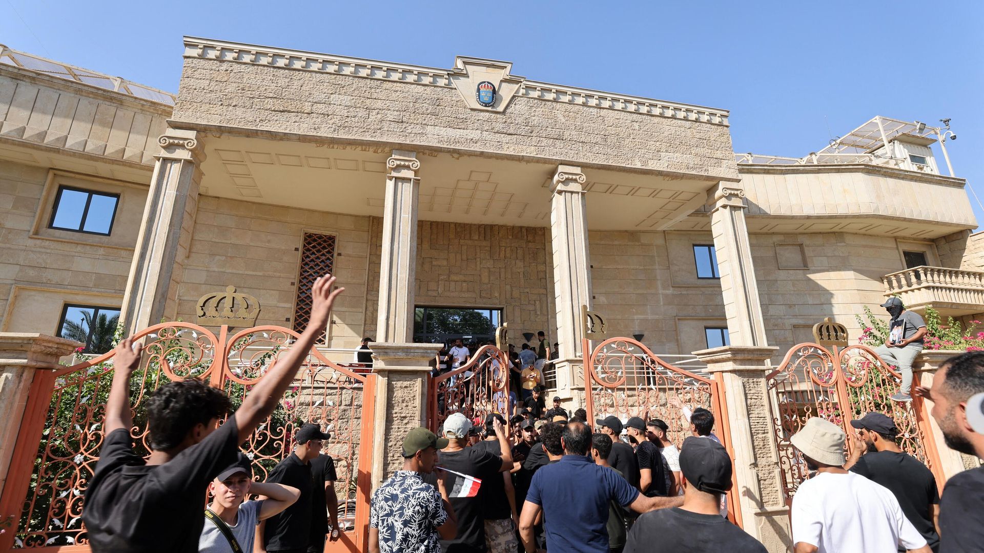 Протестующие у здания посольства Швеции в Багдаде. 29 июня 2023 Протестующие у здания посольства Швеции в Багдаде. 29 июня 2023 - РИА Новости, 1920, 29.06.2023