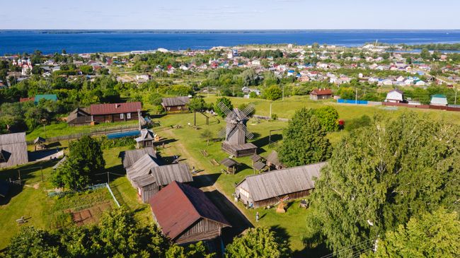 Вид на Этнографический музей под открытым небом им. В.И. Романова в Козьмодемьянске Вид на Этнографический музей под открытым небом им. В.И. Романова в Козьмодемьянске