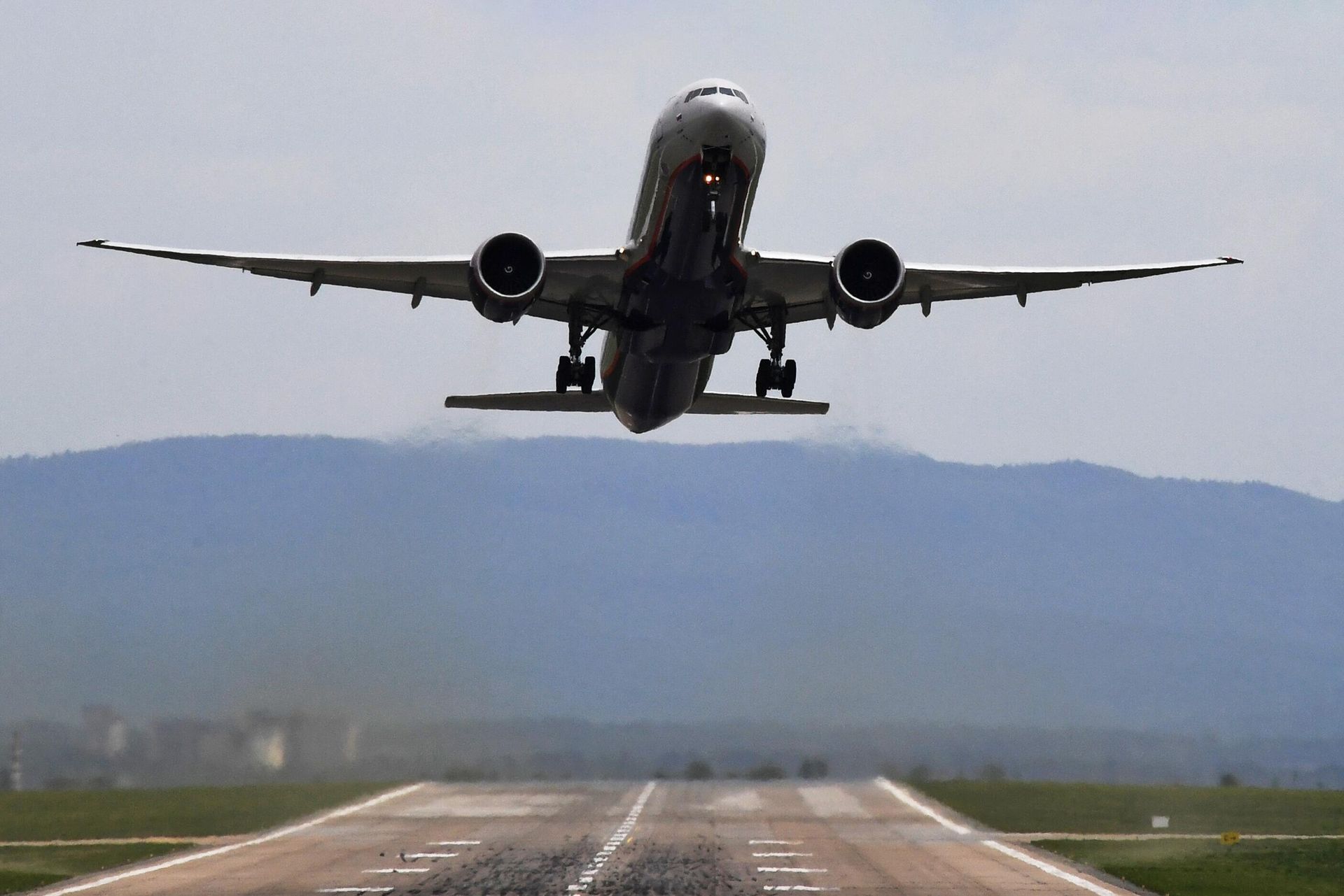 Самолет Boeing 777-300 ER С.Есенин авиакомпании Аэрофлот во время взлета в международном аэропорту имени В. К. Арсеньева во Владивостоке Самолет Boeing 777-300 ER С.Есенин авиакомпании Аэрофлот во время взлета в международном аэропорту имени В. К. Арсеньева во Владивостоке - РИА Новости, 1920, 15.03.2024