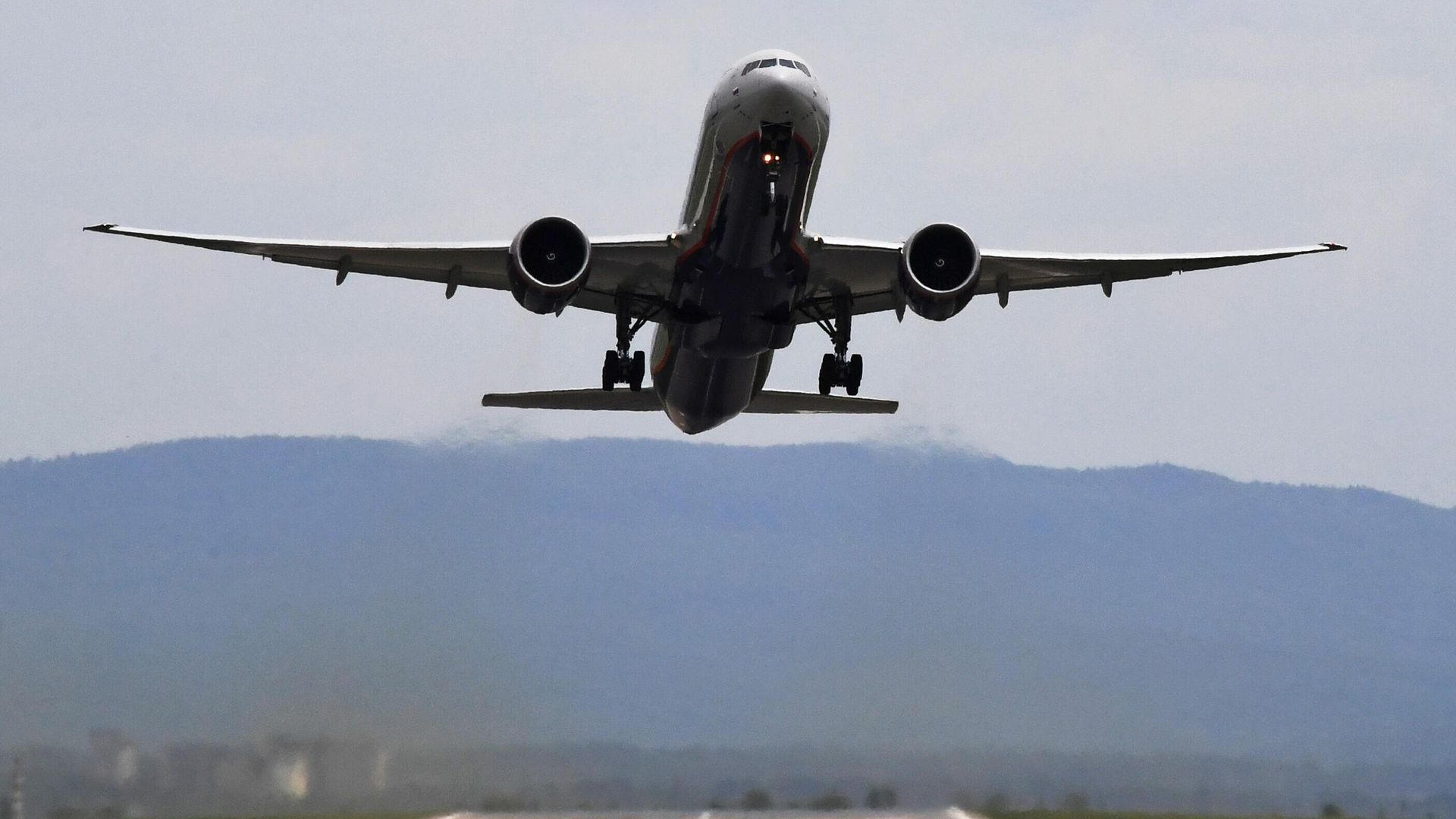 Самолет Boeing 777-300 ER С. Есенин авиакомпании Аэрофлот во время взлета в международном аэропорту имени В. К. Арсеньева во Владивостоке Самолет Boeing 777-300 ER С. Есенин авиакомпании Аэрофлот во время взлета в международном аэропорту имени В. К. Арсеньева во Владивостоке - РИА Новости, 1920, 11.01.2025