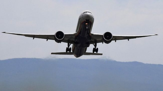 Самолет Boeing 777-300 ER  С. Есенин авиакомпании Аэрофлот во время взлета в международном аэропорту имени В. К. Арсеньева во Владивостоке
