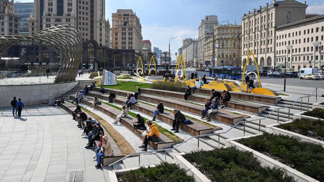 Посетители в Павелецком парке в Москве Посетители в Павелецком парке в Москве