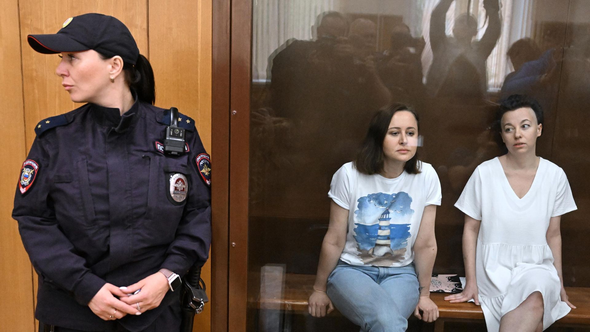 Драматург Светлана Петрийчук и режиссер Евгения Беркович в Хамовническом суде Москвы Драматург Светлана Петрийчук и режиссер Евгения Беркович в Хамовническом суде Москвы - РИА Новости, 1920, 11.02.2025