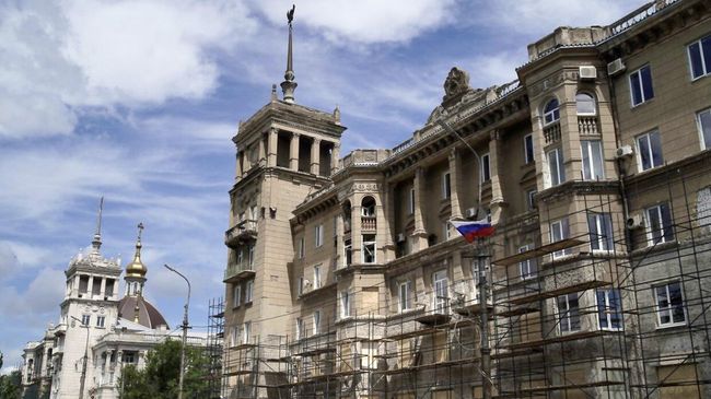 Дома со шпилями у Театрального сквера в Мариуполе