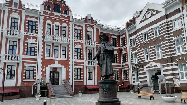 Памятник Рембрандту в Йошкар-Оле Памятник Рембрандту в Йошкар-Оле